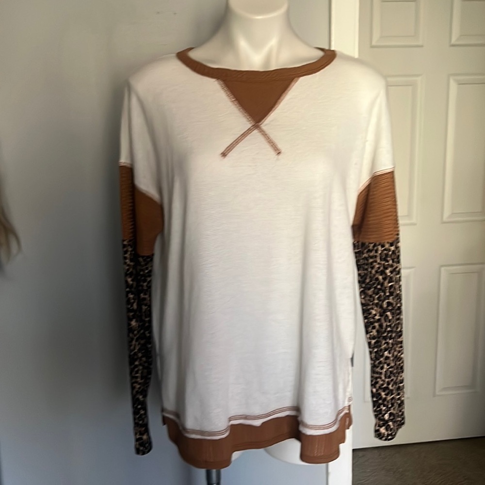 New size small sweater. Super soft and cute.